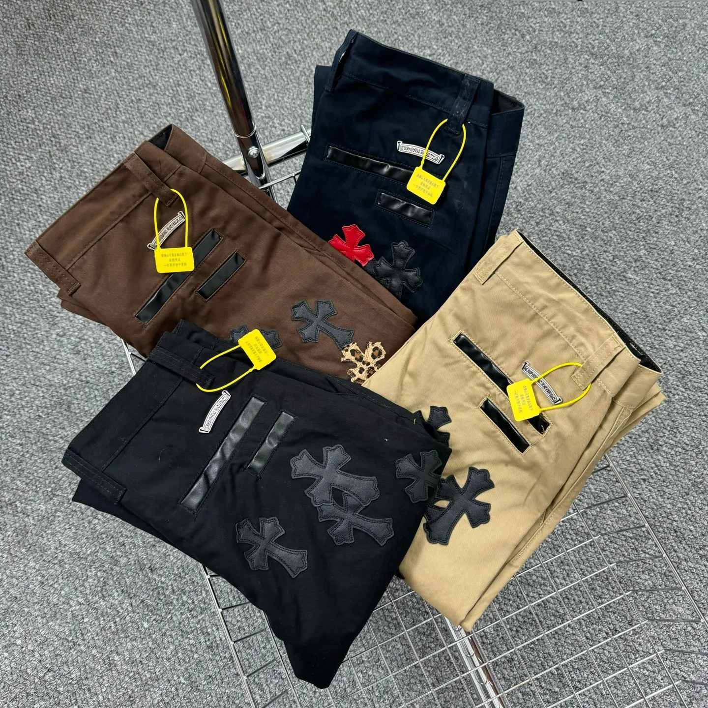 P260 model number: H853 ChromeHearts & ChromeHearts Brown casual pants and jeans. Original hardware and accessories, washed and other hanging tags. The QR code analysis is all from the original factory, with a high degree of restoration. You are welcome to compare with a certain product~ Three-dimensional version Loose and comfortable, not picky about the figure, taller and slimmer, factory Seiko, original factory quality control, same style for men and women, can be matched with couples, versatile recommendation, must-have jeans for all seasons, fashionable people have been disappointed From the quality selection of fabrics, the tailoring of details, and the matching of patterns, everything is impeccable! The upper body is so handsome when worn...it can be easily worn by men, women and children! The craftsmanship is made of heavy-duty washed pure cotton denim fabric. After washing, it is soft and thick and looks very stylish when worn. Size: 28, 30, 32, 34, 36 (S-XXL) Color: Brown
